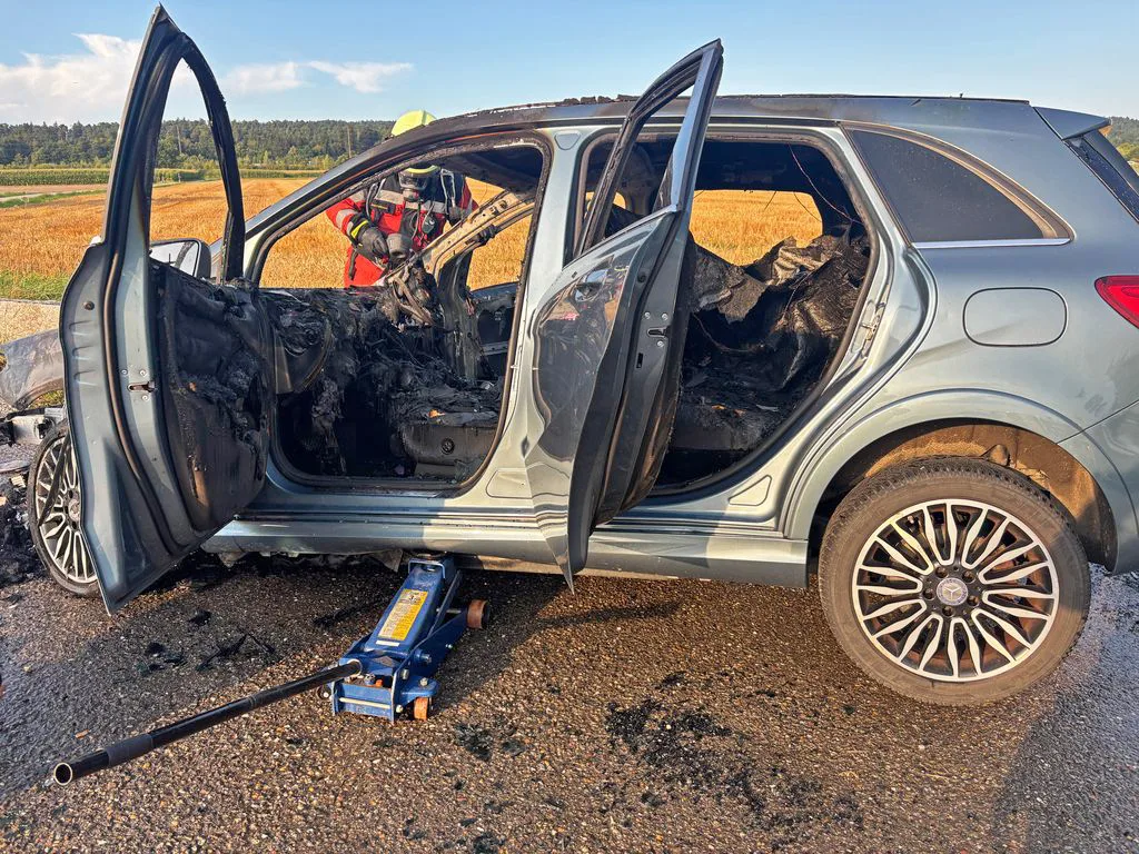 Der Motor- und der Innenraum des Mercedes brannten völlig aus. Ein ausgebrannter Mercedes der B-Klasse. Durch die offenen Türen sieht man den zerstörten Innenraum.